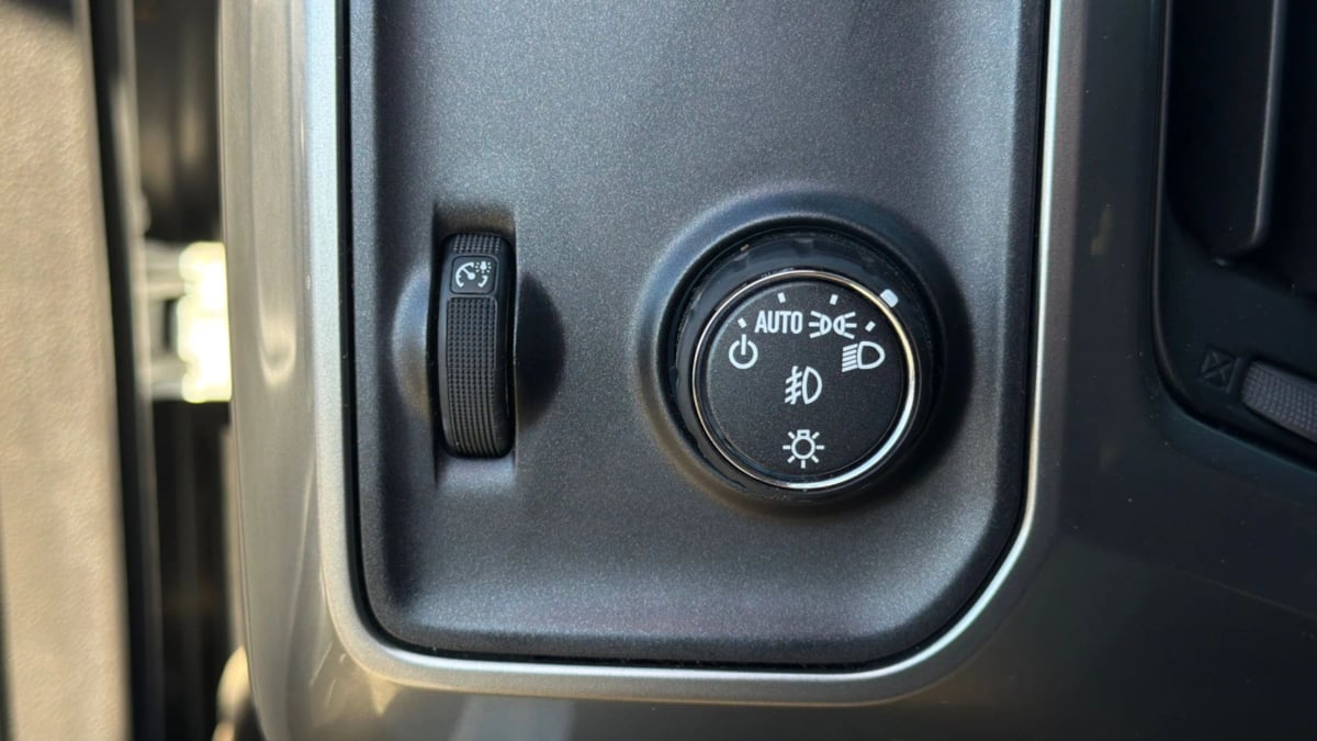 Chevrolet Silverado photo 19