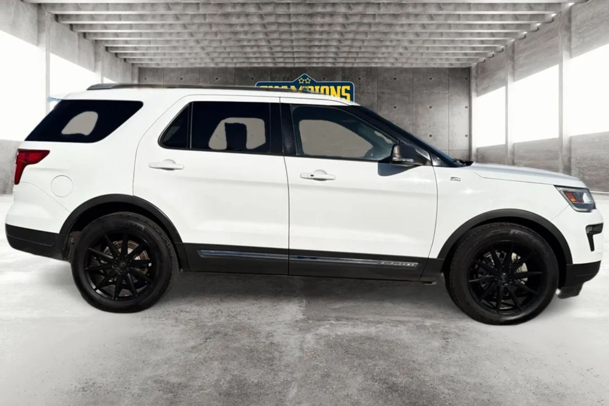 Ford Explorer photo 2