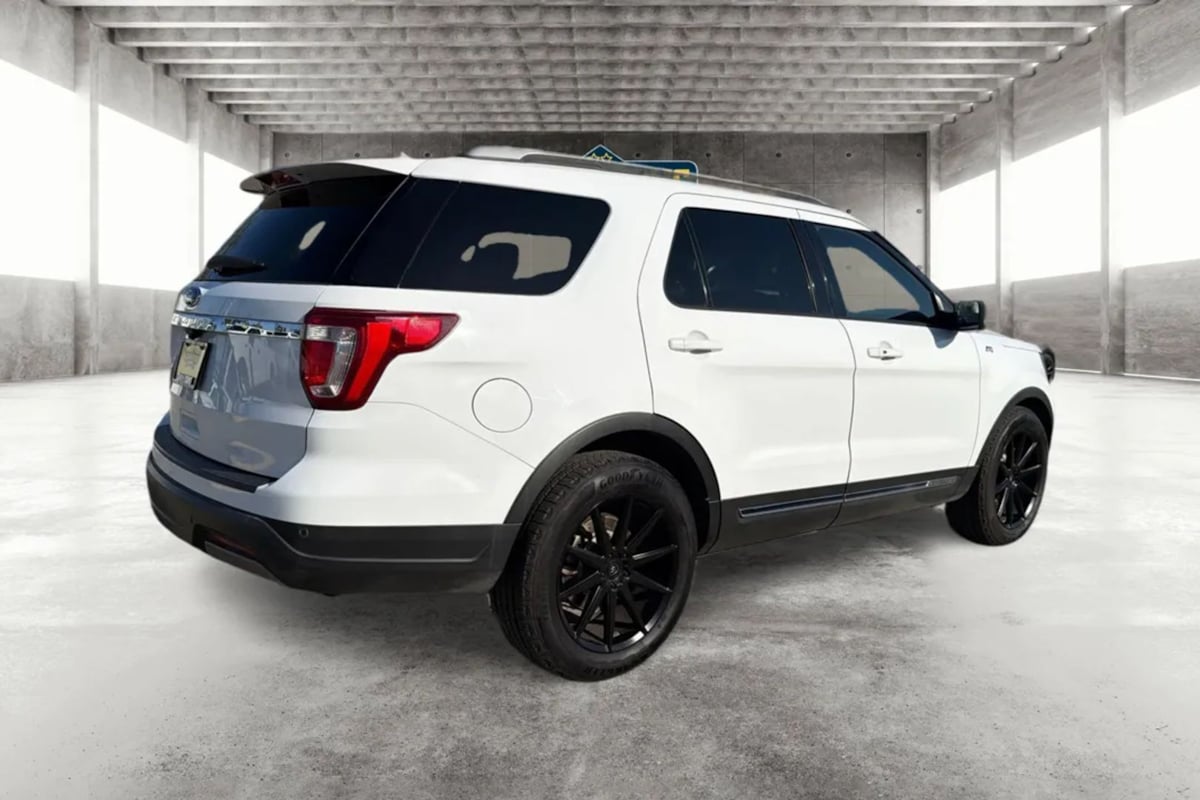 Ford Explorer photo 3