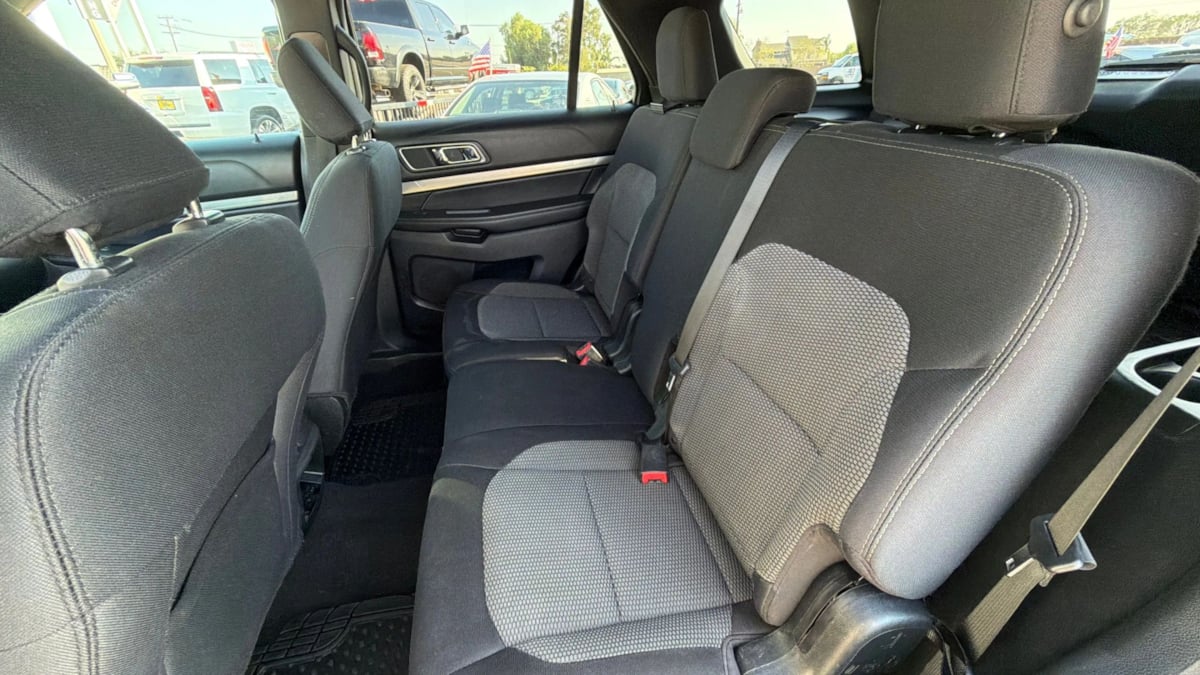 Ford Explorer photo 11