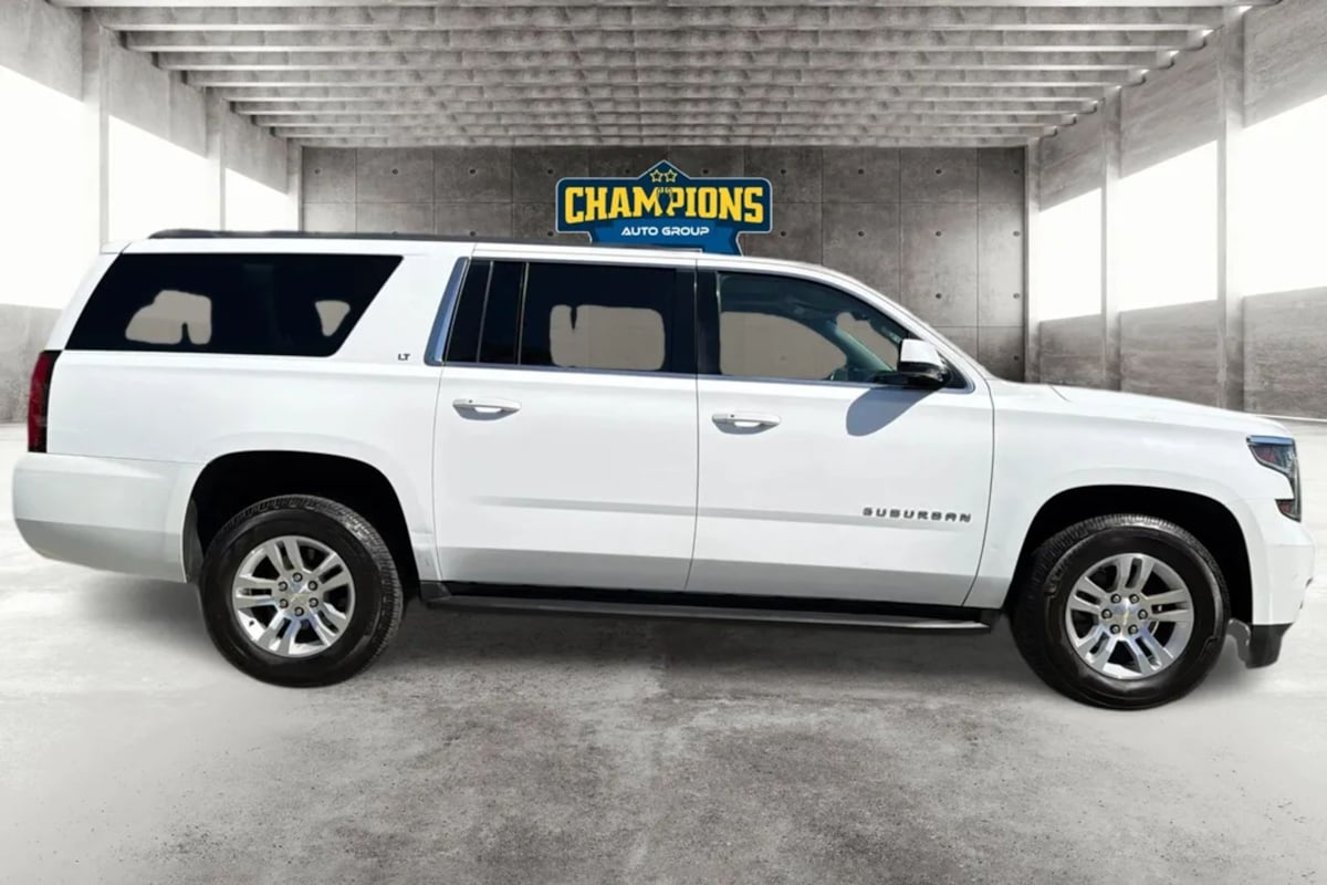 Chevrolet Suburban photo 2