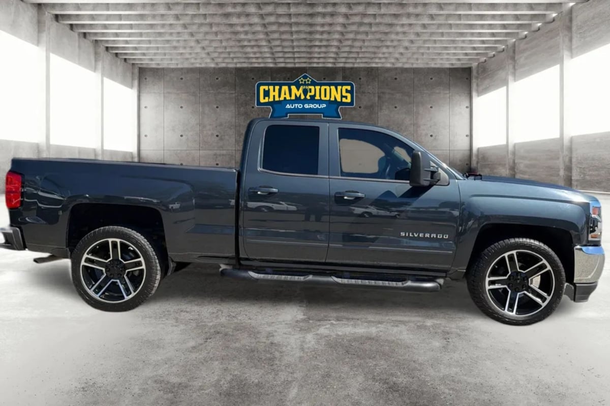 Chevrolet Silverado photo 2