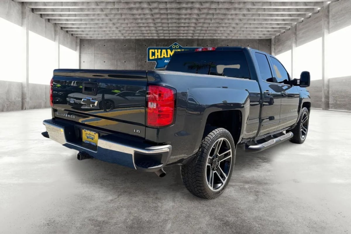 Chevrolet Silverado photo 3