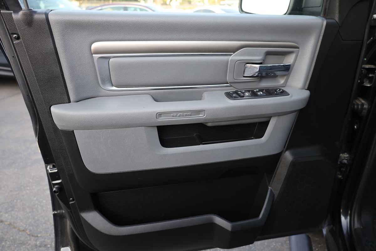 2019 Ram 1500 Classic SLT photo 9