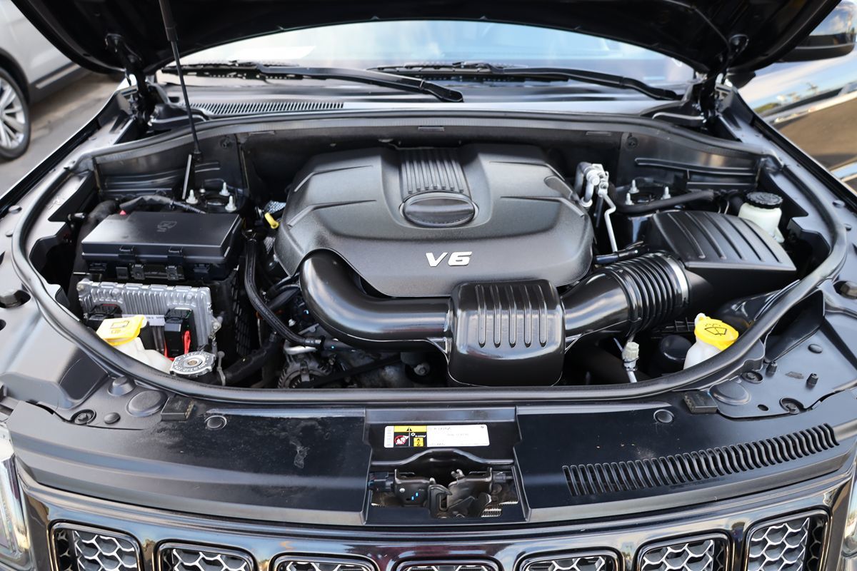 2015 Jeep Grand Cherokee Altitude photo 35