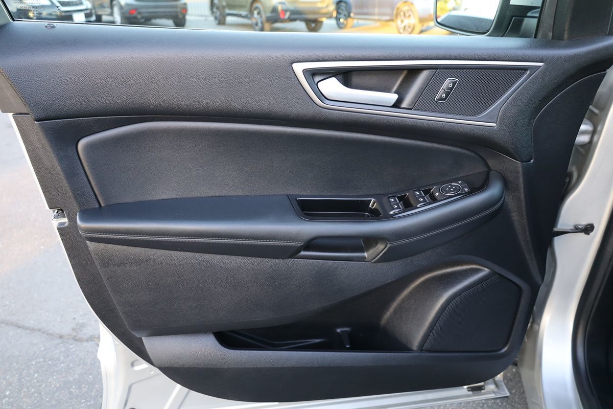 2019 Ford Edge SEL photo 9