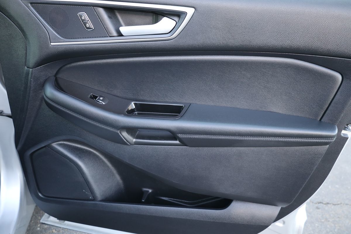 2019 Ford Edge SEL photo 16