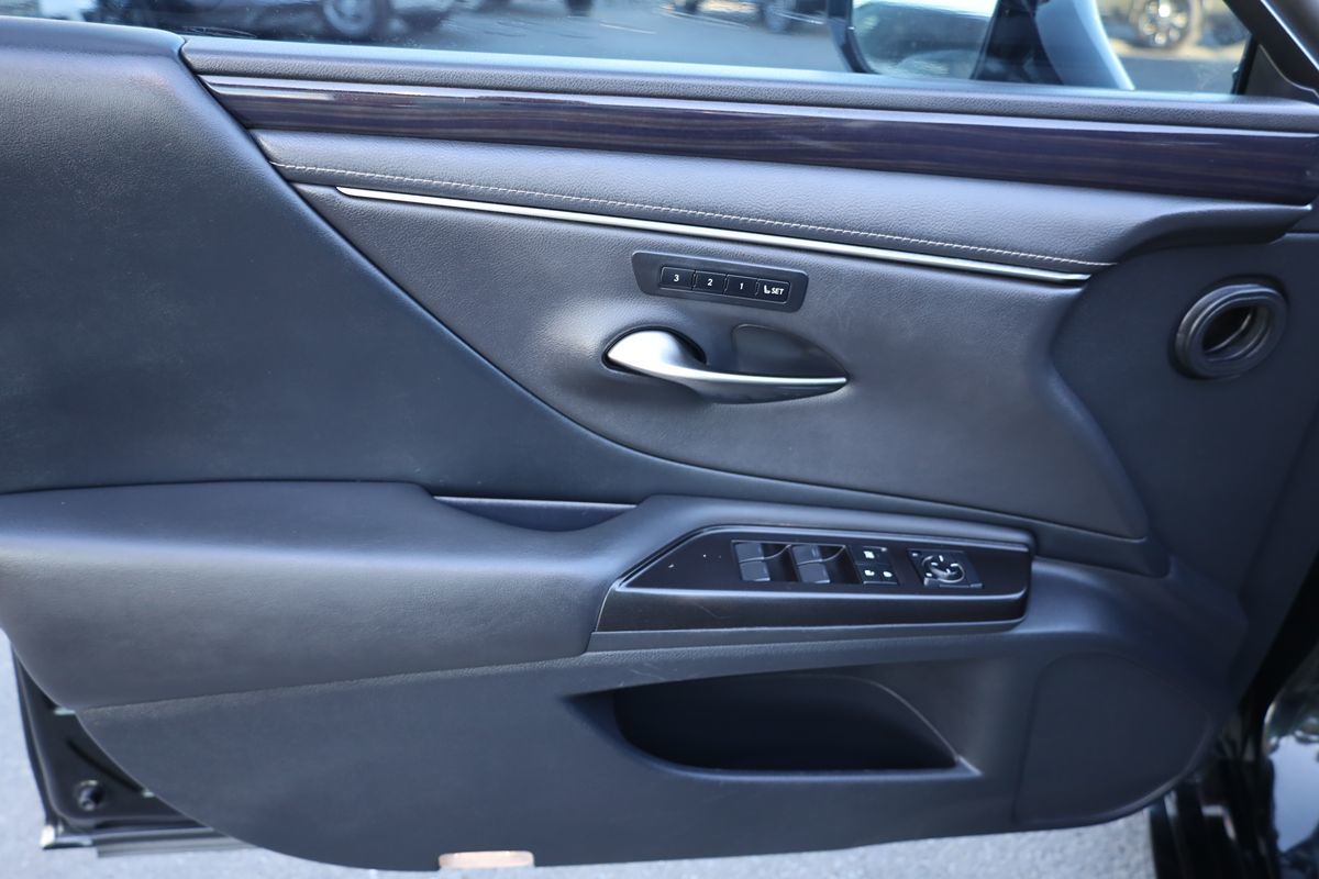 2019 Lexus ES 350 Luxury photo 9
