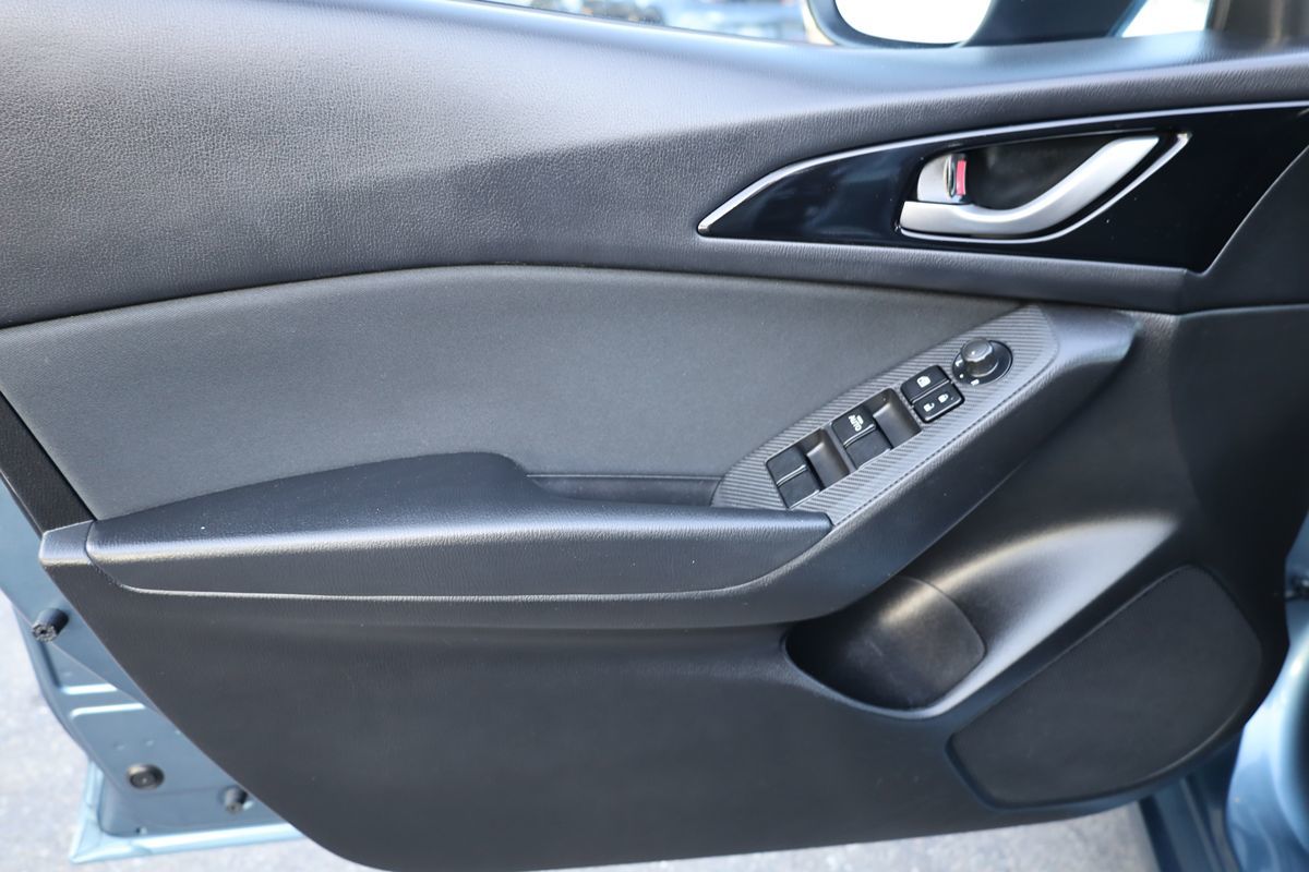 2014 Mazda Mazda3 Touring photo 2
