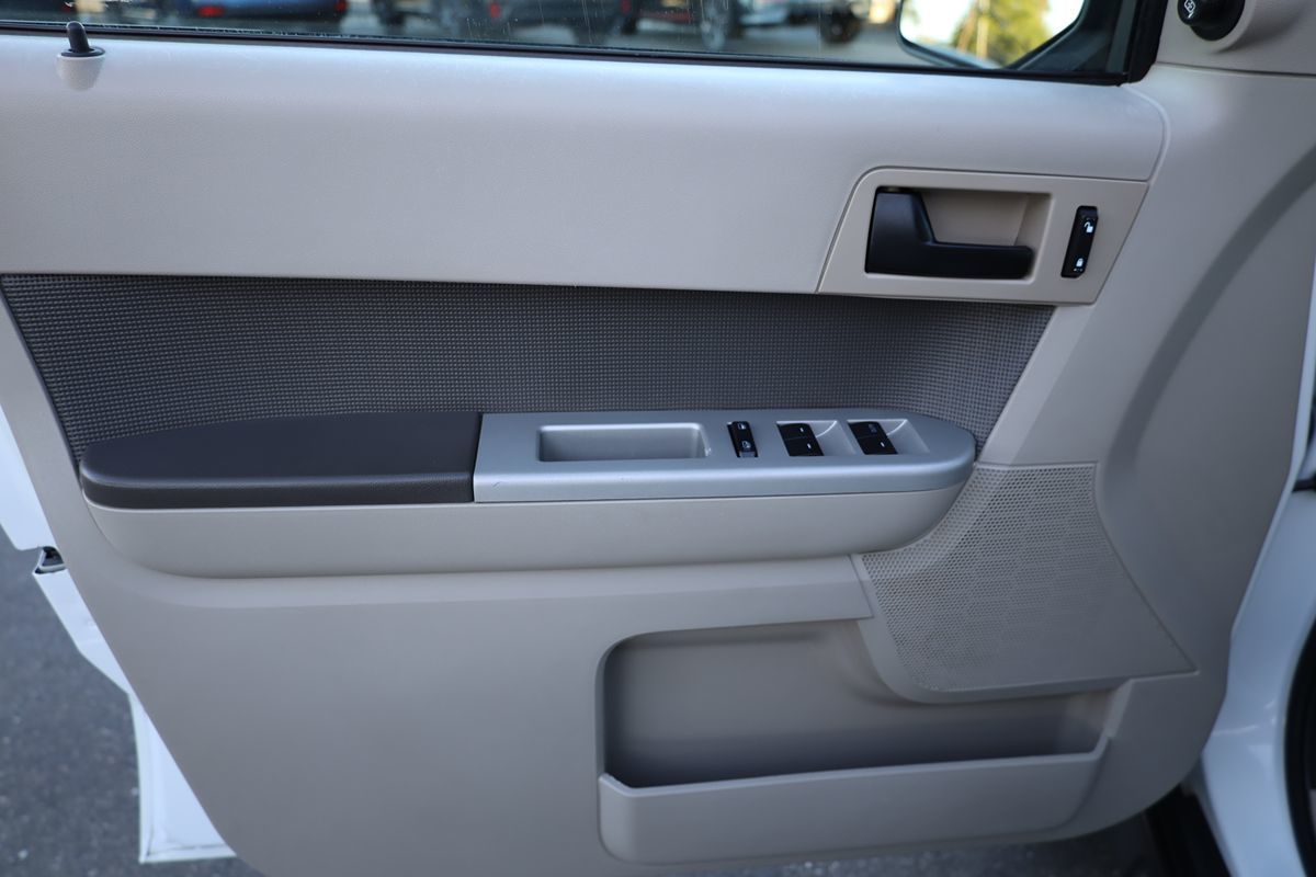 2010 Ford Escape XLT photo 5