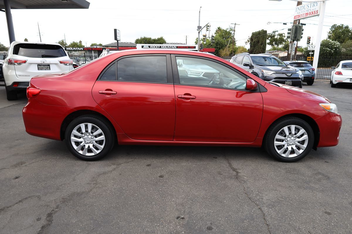 2012 Toyota Corolla LE photo 8
