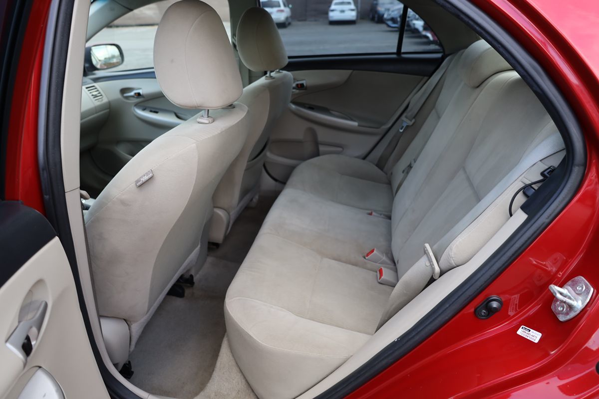 2012 Toyota Corolla LE photo 11