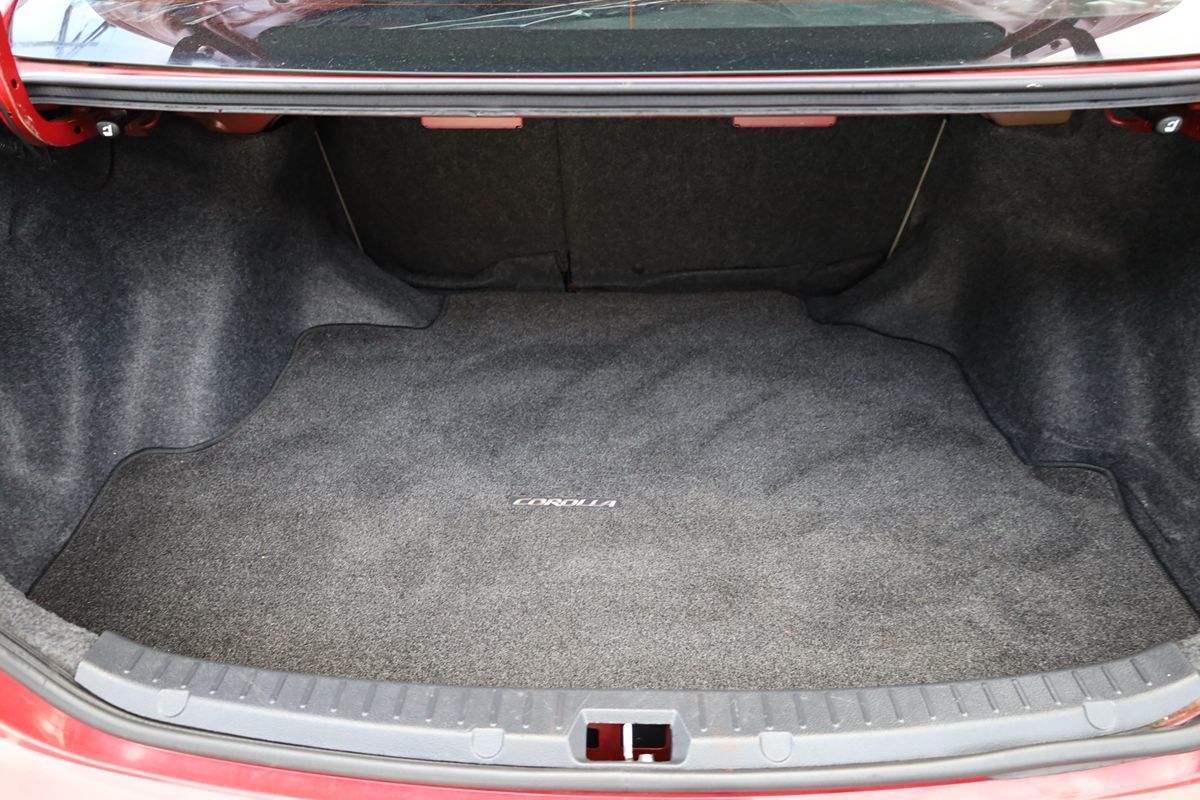 2012 Toyota Corolla LE photo 12