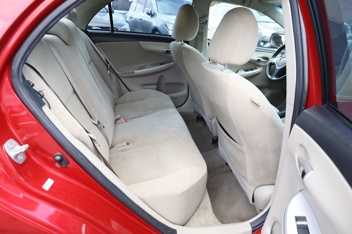 2012 Toyota Corolla LE photo 13