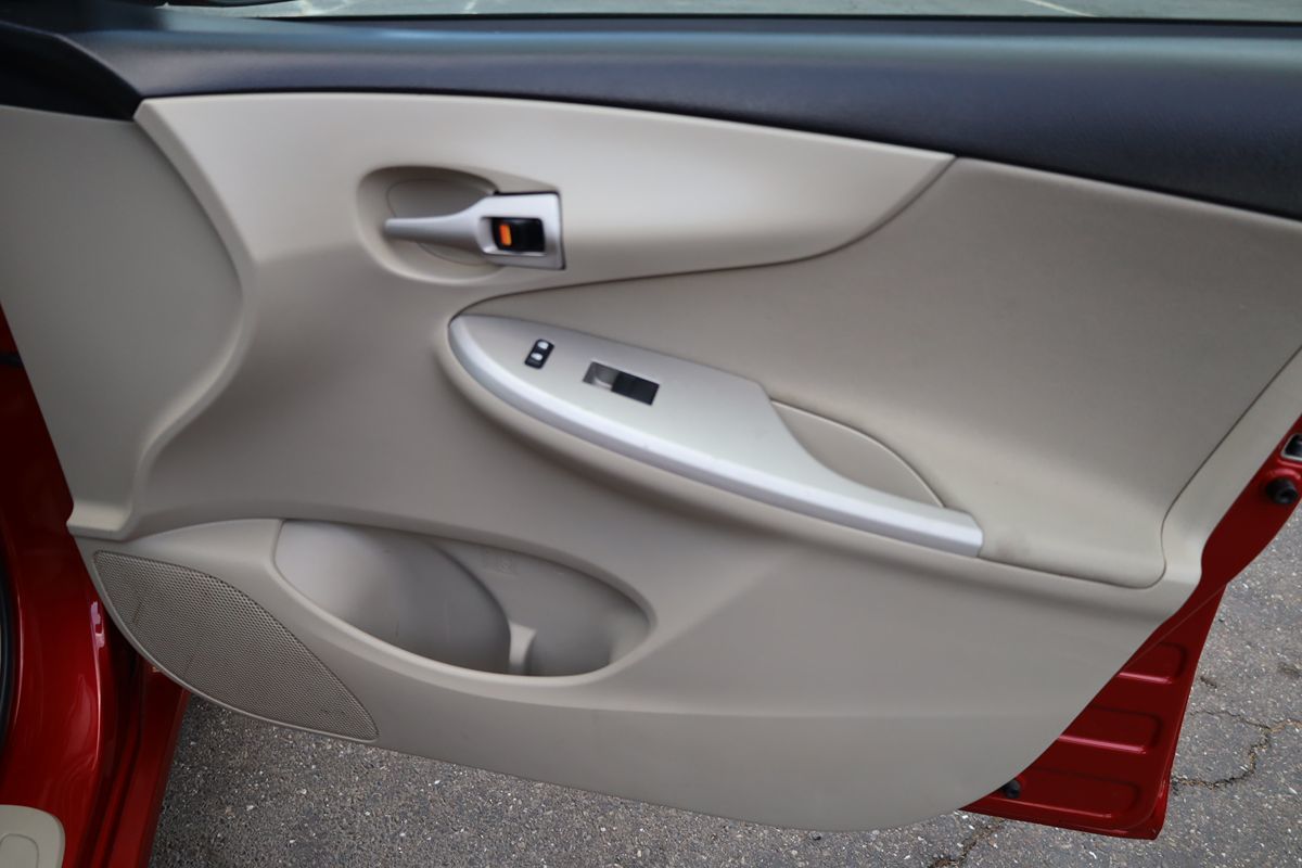 2012 Toyota Corolla LE photo 14