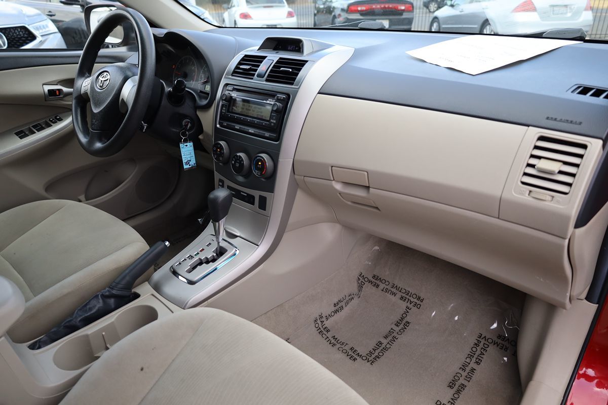 2012 Toyota Corolla LE photo 16