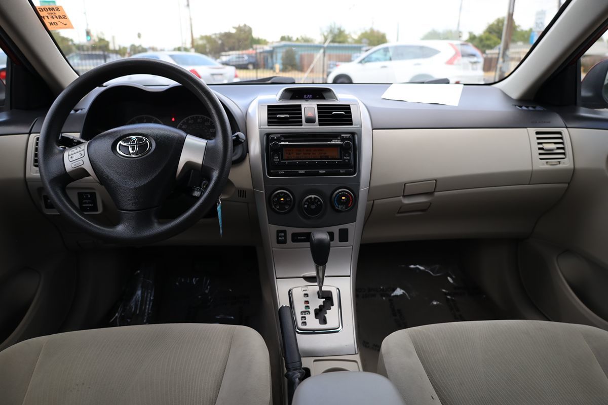 2012 Toyota Corolla LE photo 17