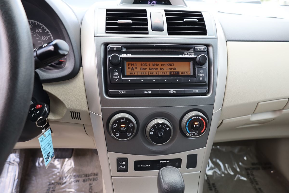 2012 Toyota Corolla LE photo 21
