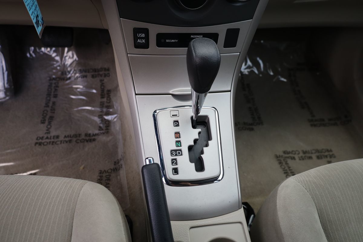 2012 Toyota Corolla LE photo 22