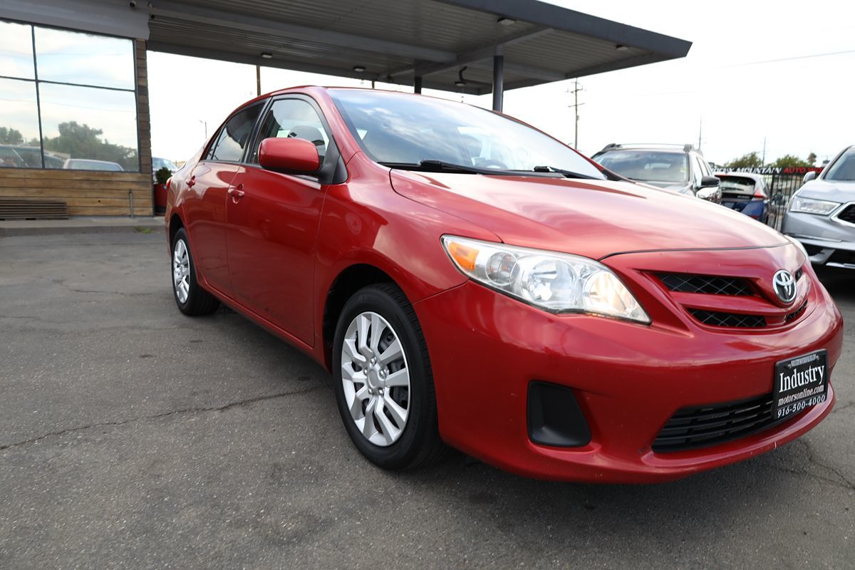 2012 Toyota Corolla LE photo 25