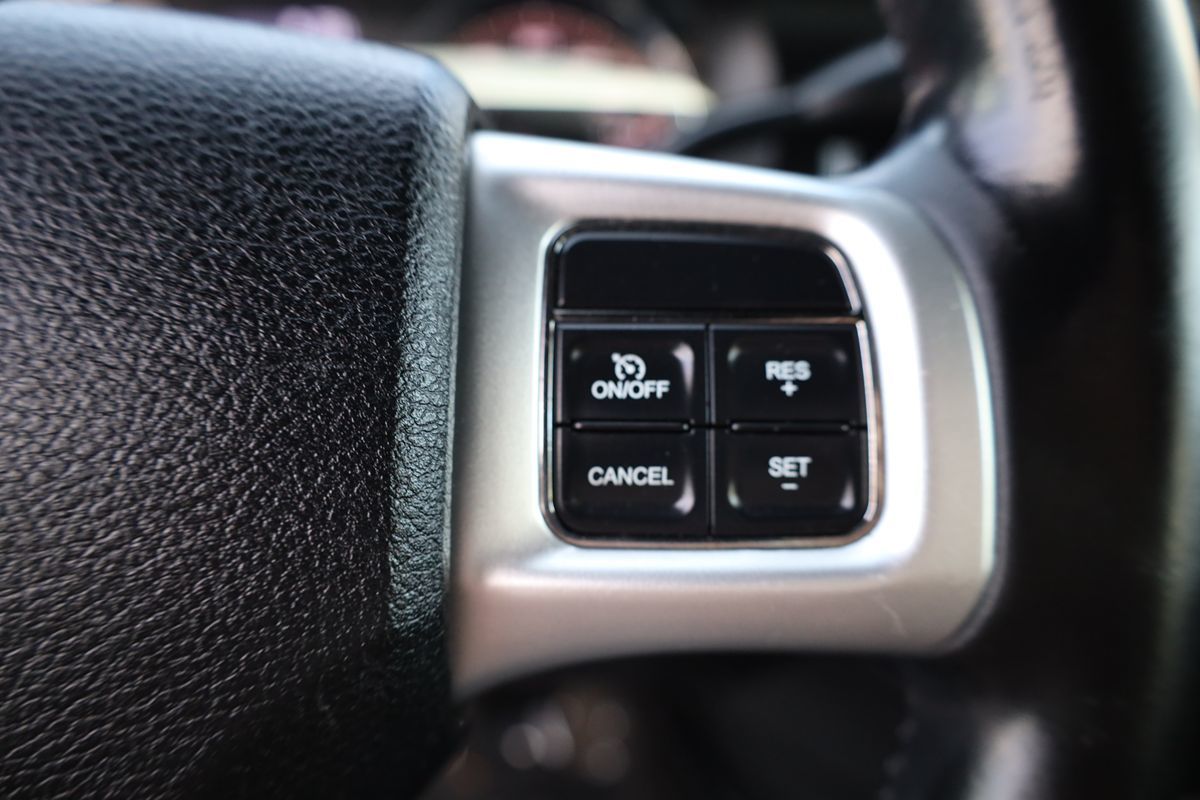 2011 Dodge Charger photo 16