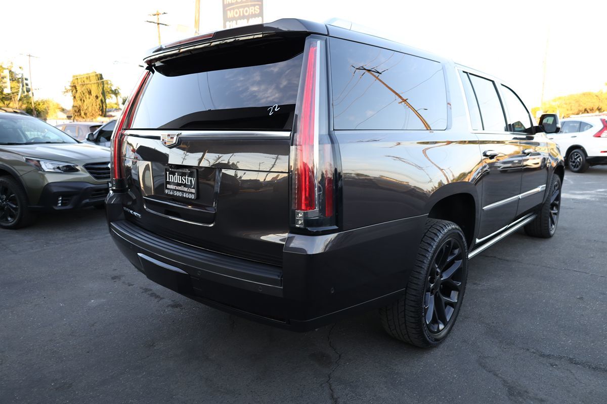 2017 Cadillac Escalade ESV Platinum photo 4