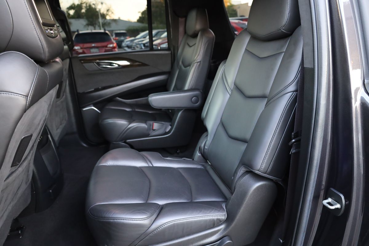2017 Cadillac Escalade ESV Platinum photo 18