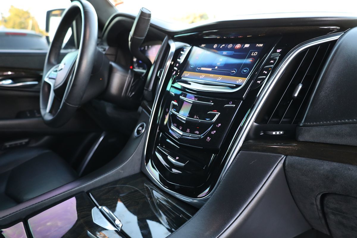 2017 Cadillac Escalade ESV Platinum photo 29