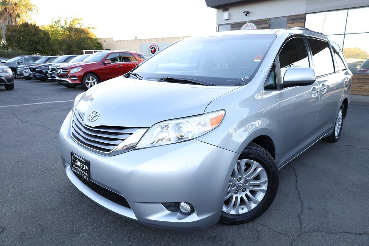 2015 Toyota Sienna XLE photo 2