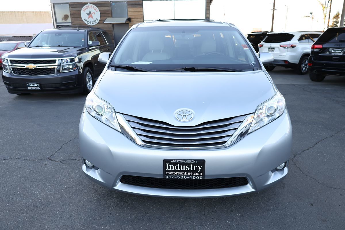 2015 Toyota Sienna XLE photo 3