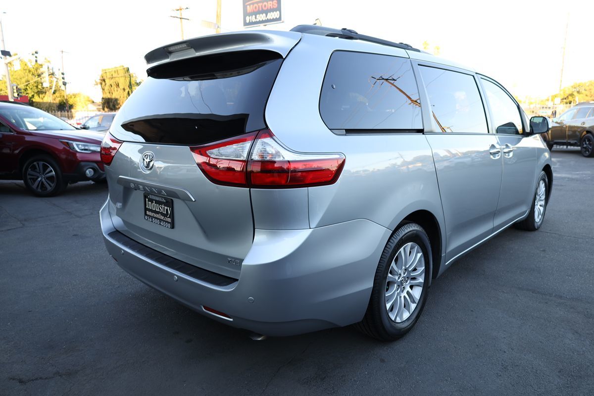 2015 Toyota Sienna XLE photo 4