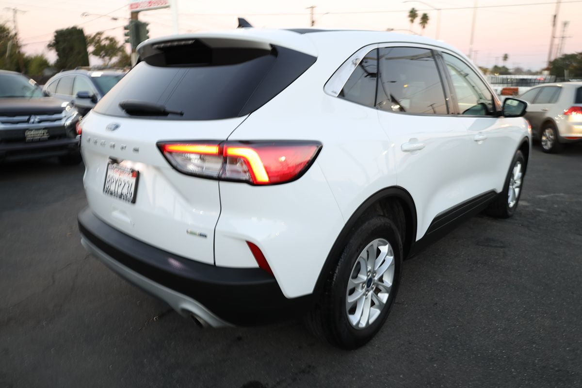 2020 Ford Escape SE photo 4