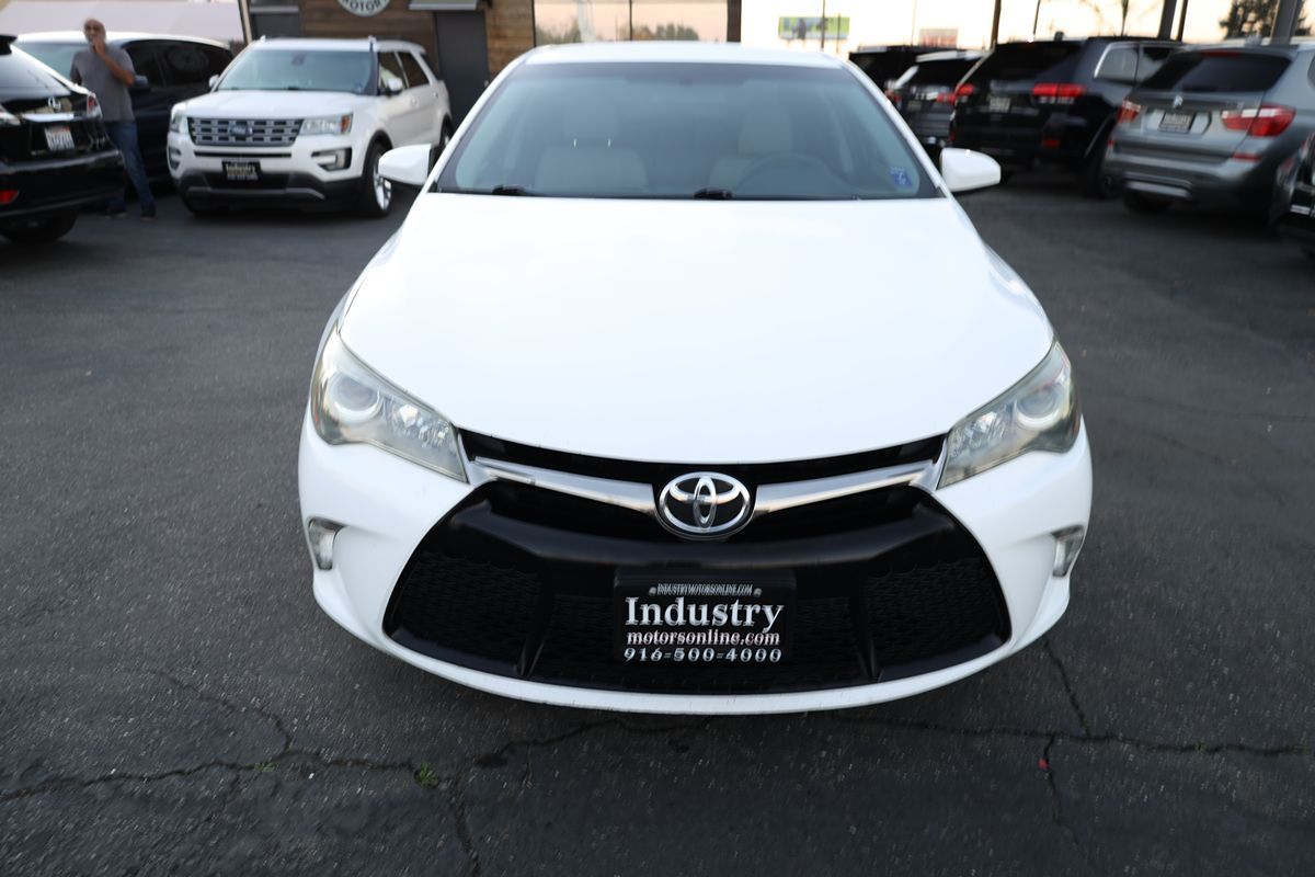 2015 Toyota Camry SE photo 2