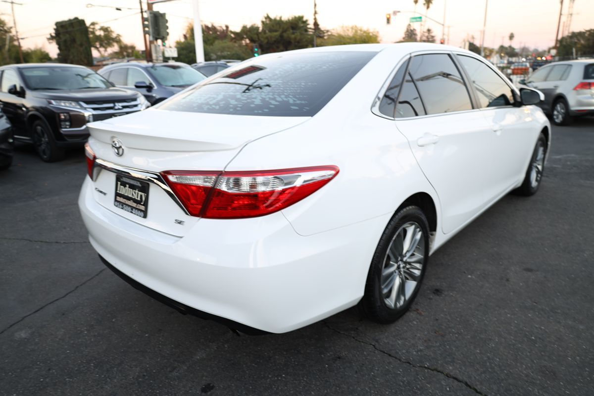 2015 Toyota Camry SE photo 3
