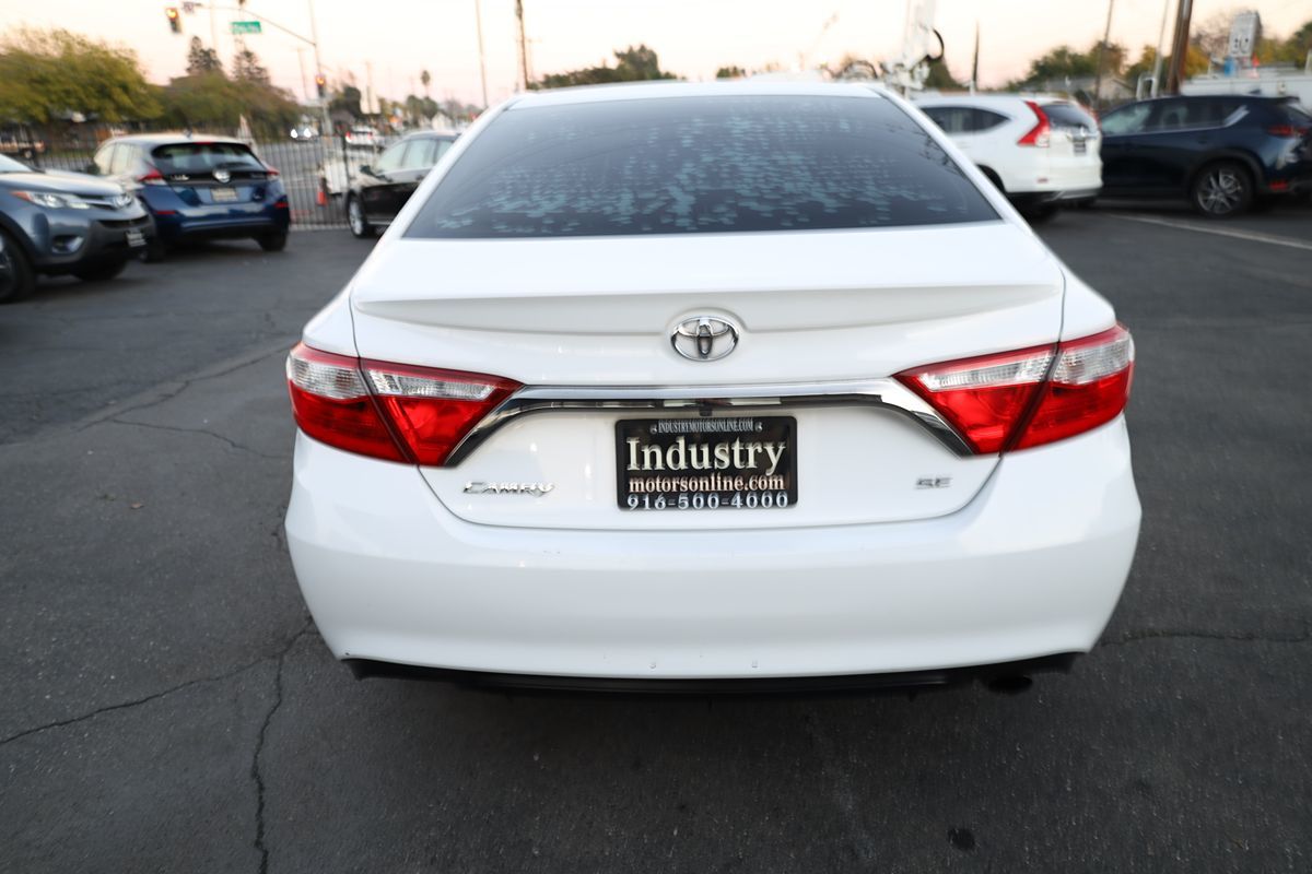 2015 Toyota Camry SE photo 4
