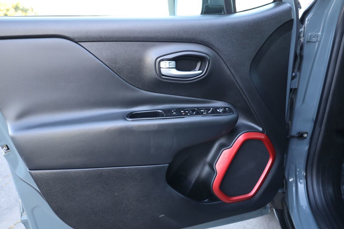 2015 Jeep Renegade Trailhawk - Photo 9