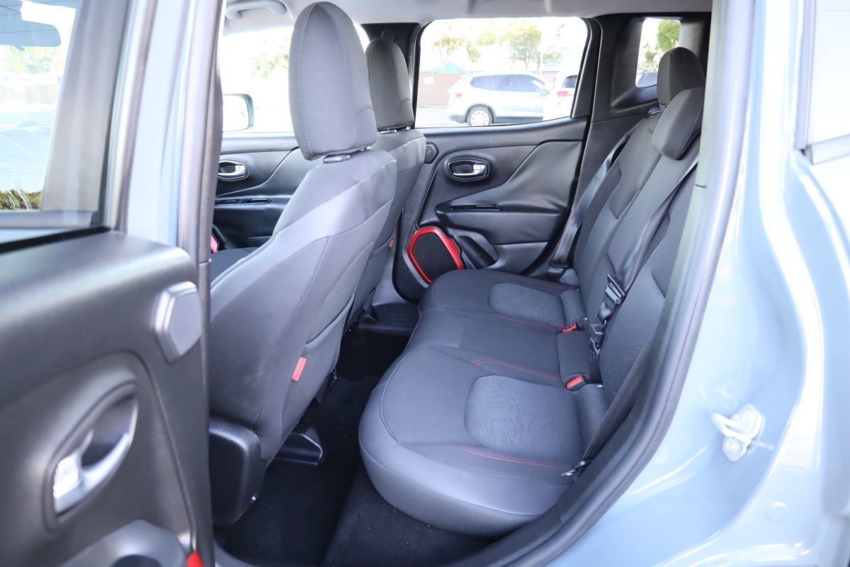 2015 Jeep Renegade Trailhawk - Photo 11
