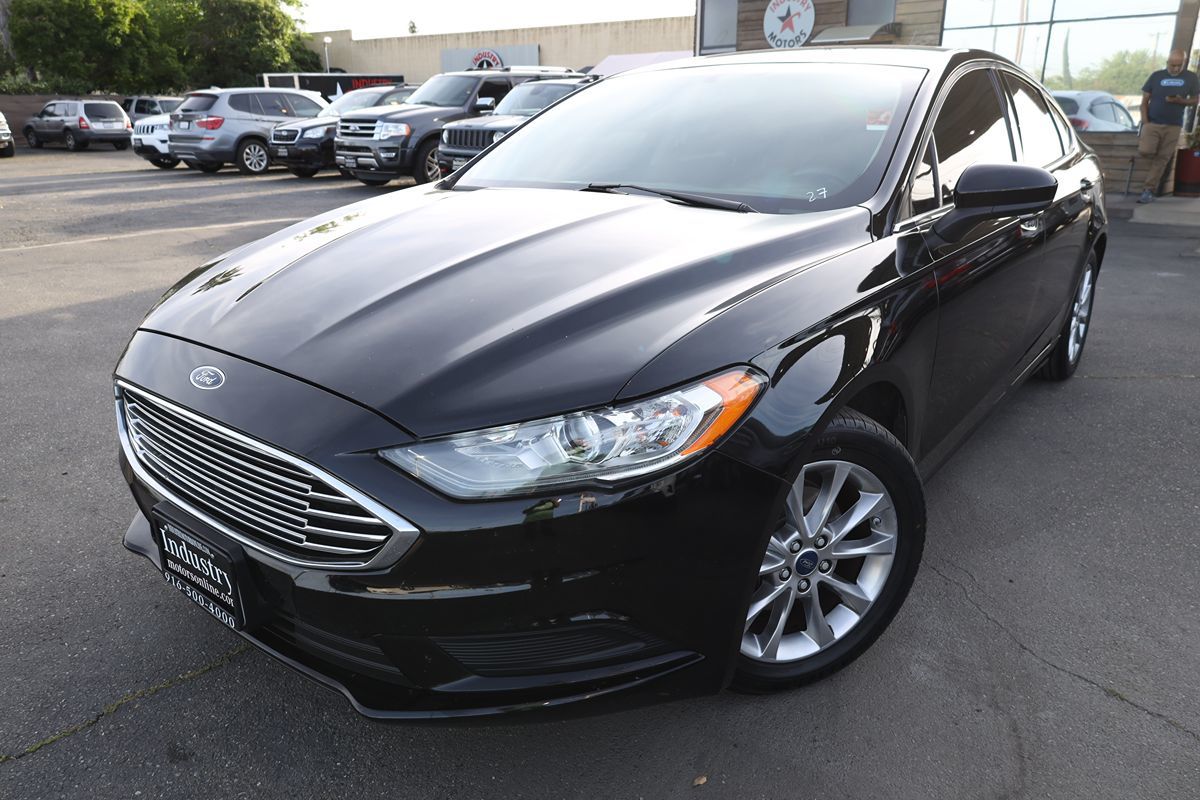 2017 Ford Fusion SE - Photo 2