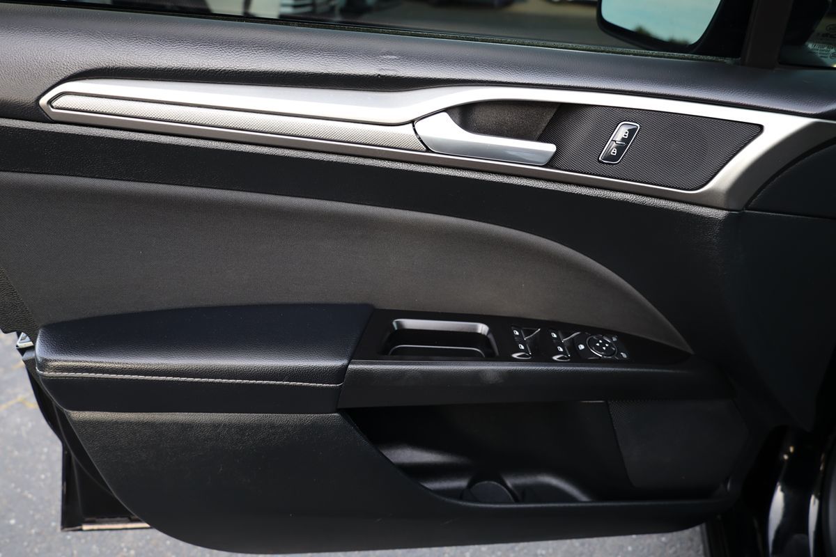 2017 Ford Fusion SE - Photo 9