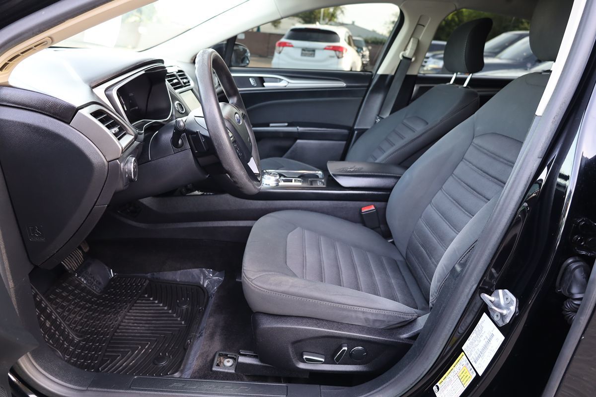 2017 Ford Fusion SE - Photo 10