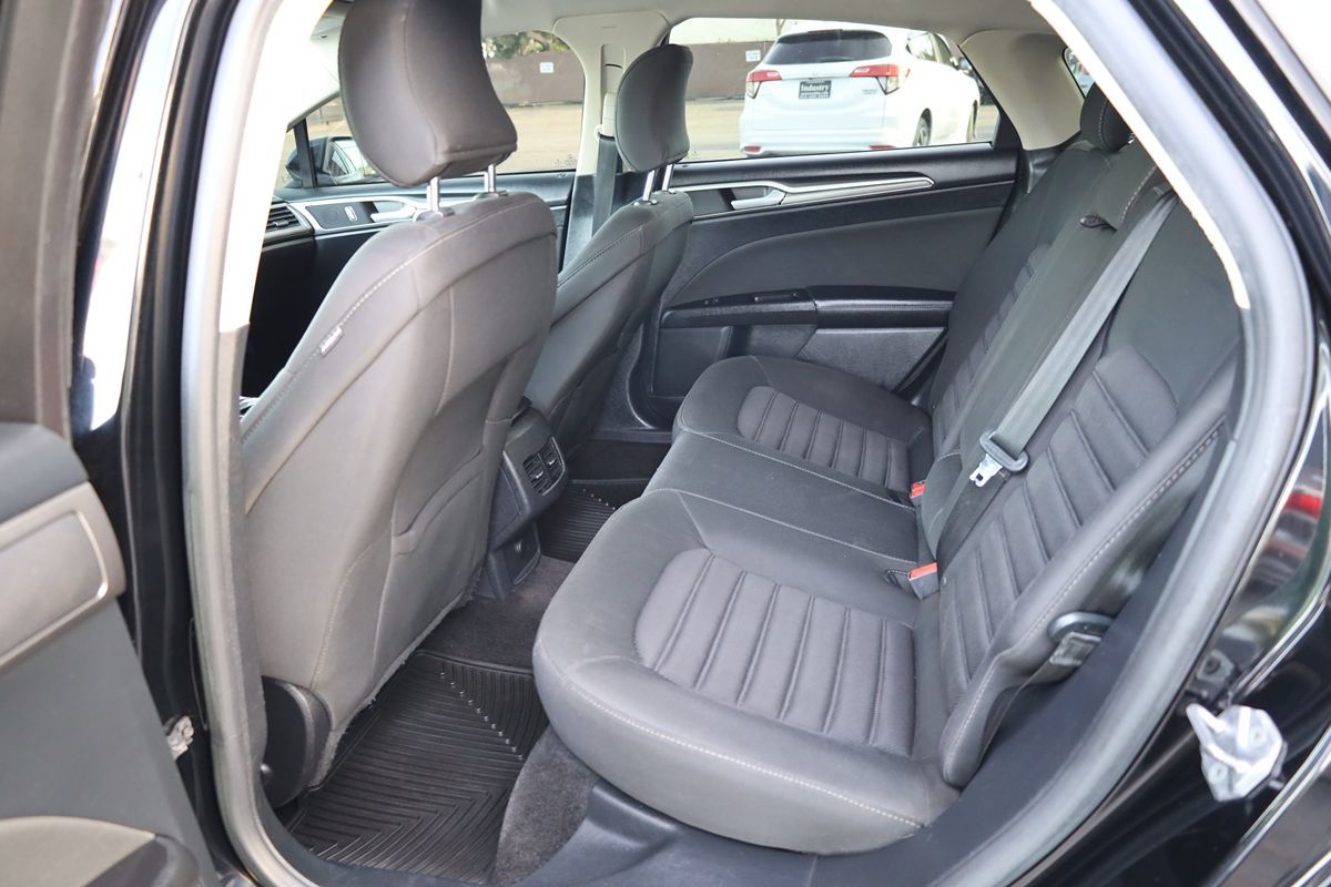 2017 Ford Fusion SE - Photo 11