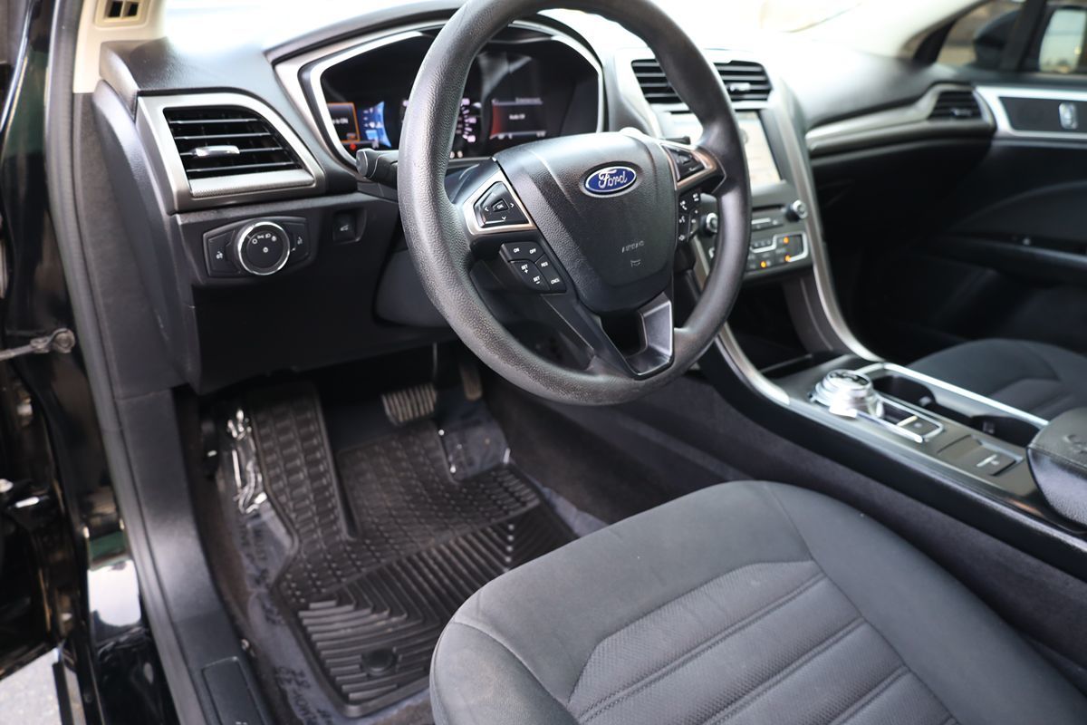 2017 Ford Fusion SE - Photo 18