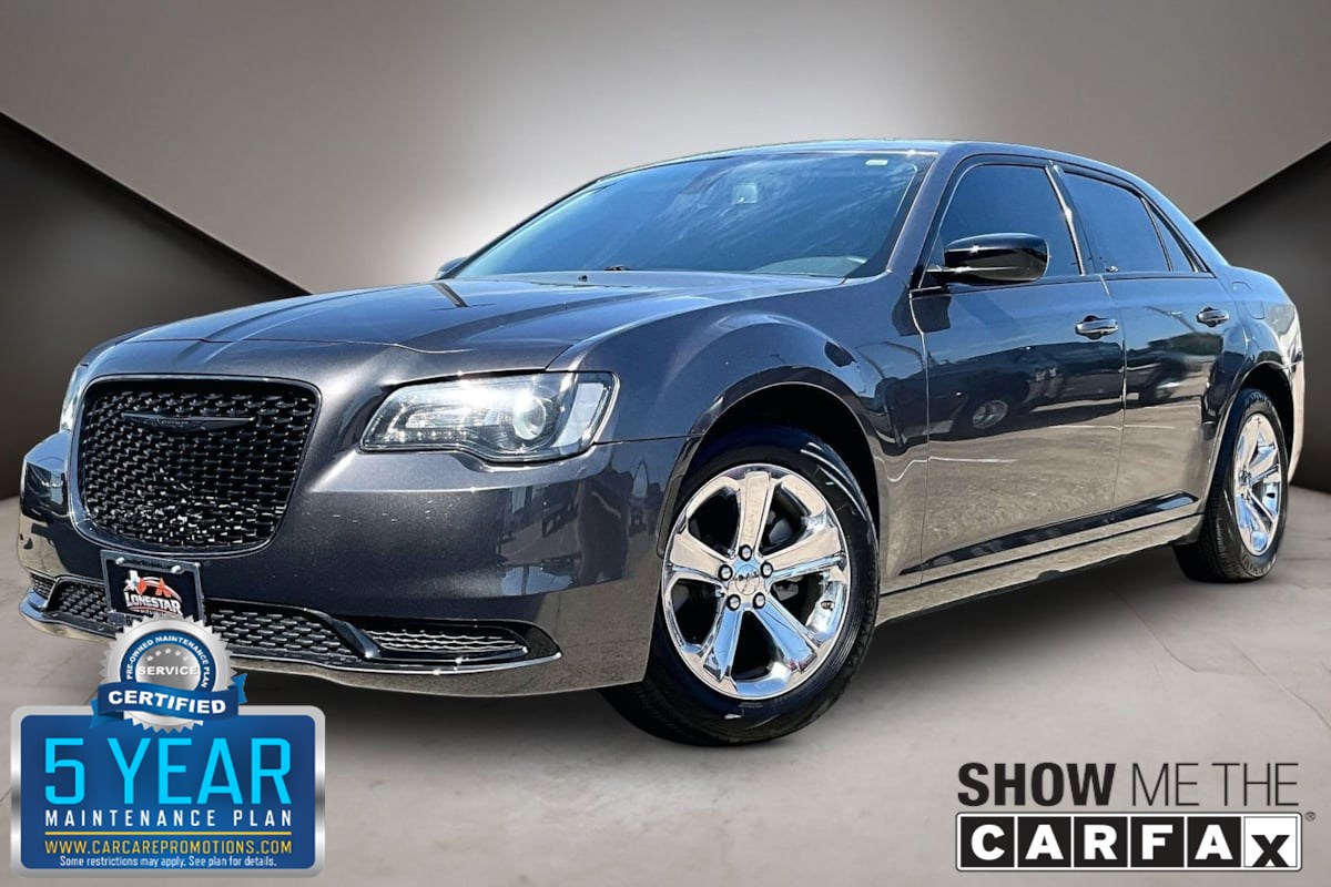 2022 Chrysler 300 Touring's photo