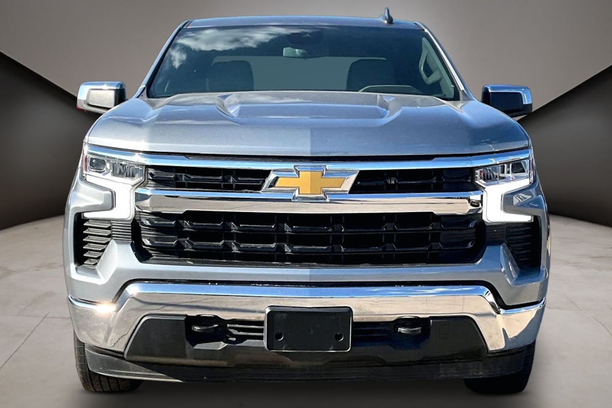 Chevrolet Silverado photo 3
