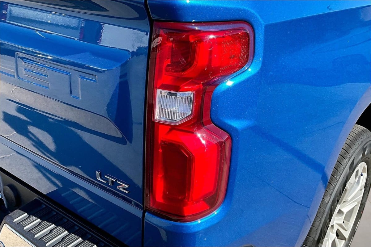Chevrolet Silverado photo 23