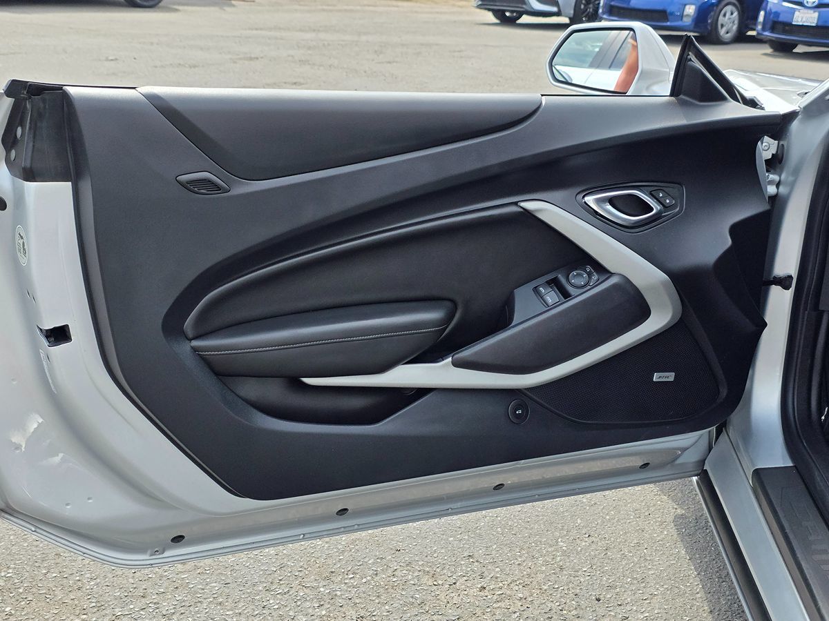 2016 Chevrolet Camaro 1LT photo 27