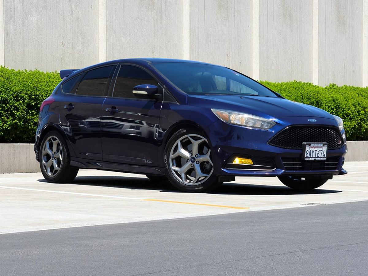 2017 Ford Focus ST photo 2