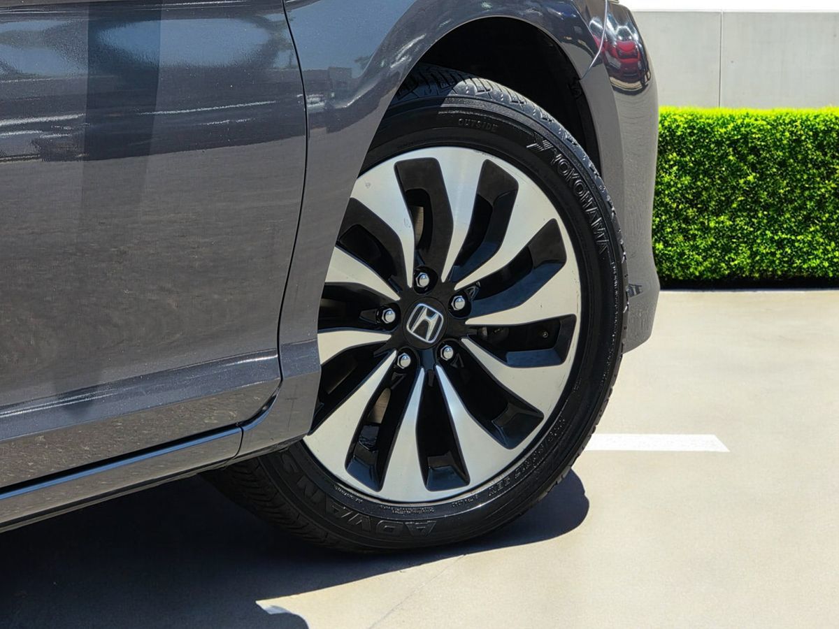 2017 Honda Accord Hybrid EX-L photo 12