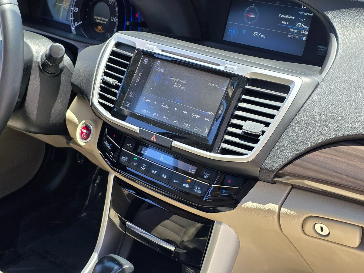 2017 Honda Accord Hybrid EX-L photo 16