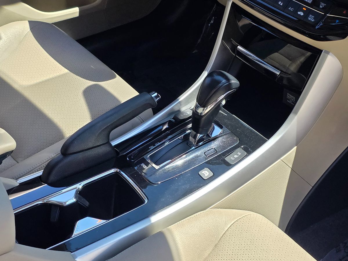 2017 Honda Accord Hybrid EX-L photo 17